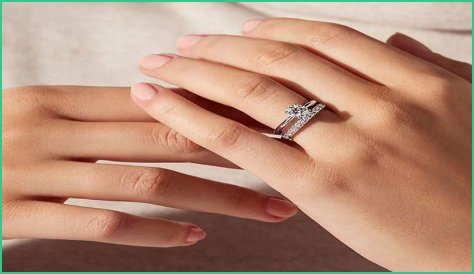 Why Doesn't Alex Wagner Wear A Wedding Ring?